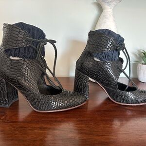 Freebird Black Croco Joyce Size 9